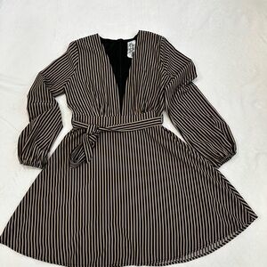 Sadie &  Sage Sz Medium Dress Striped Long Sleeve V-Neck Beige and Black EUC
